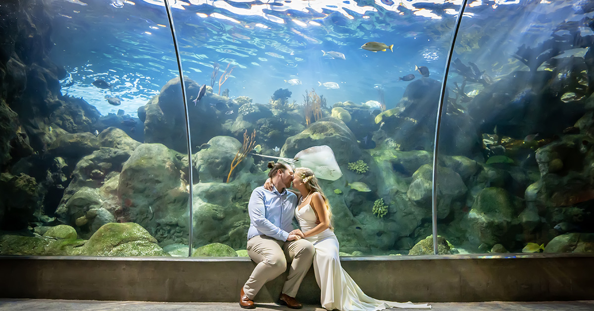 couple kissing in tunnel