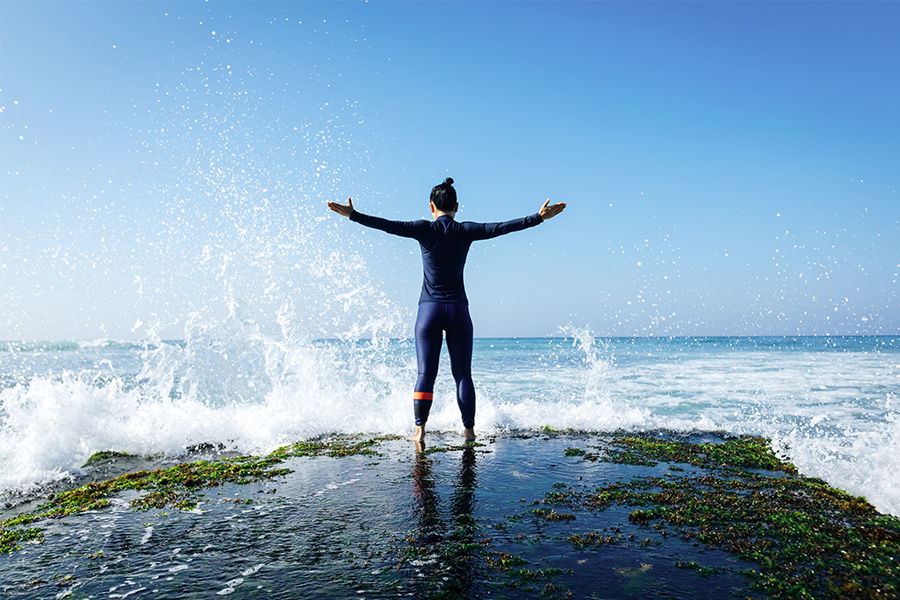 strong-woman-open-arms-to-the-giant-waves