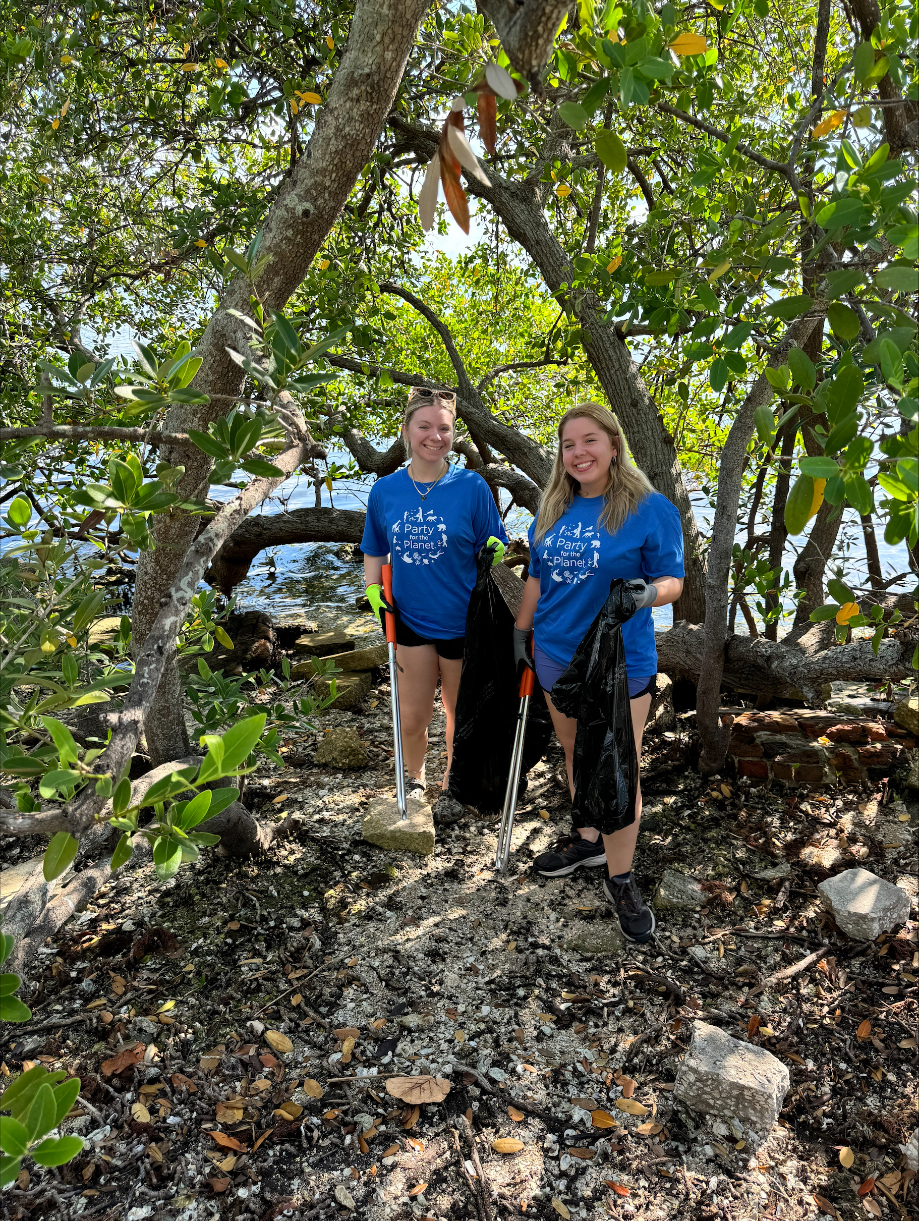 Florida Aquarium volunteers helping clean up around the bay area