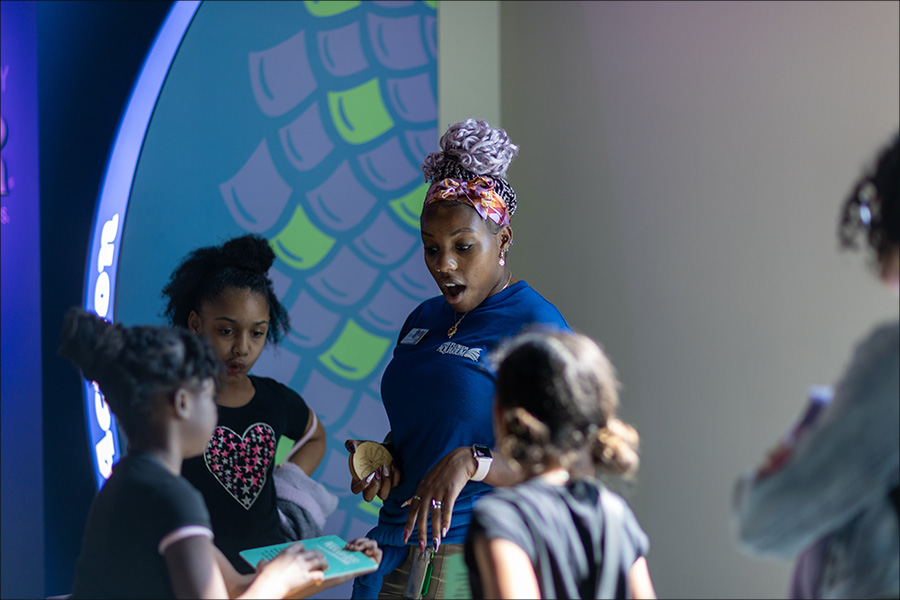 Staff-interacting-with-guests at the Florida Aquarium