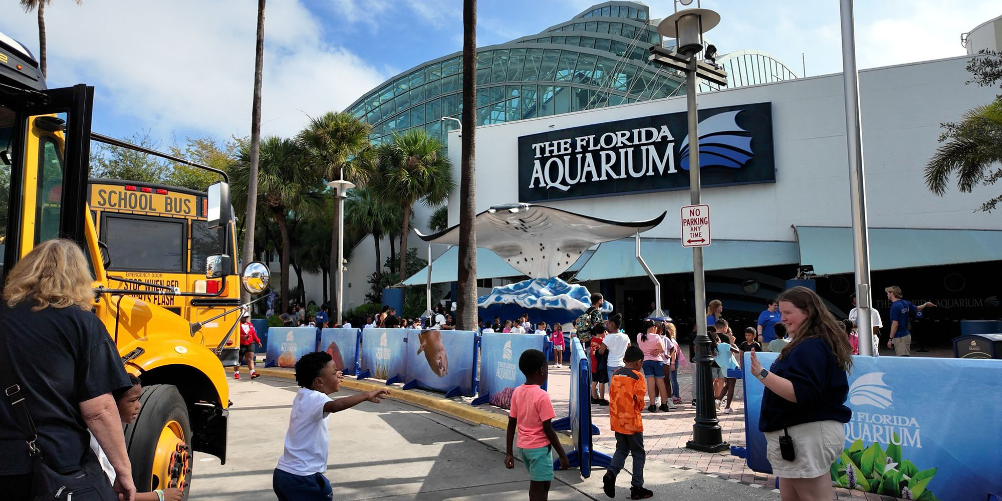 School kids coming to learn at the florida aquarium